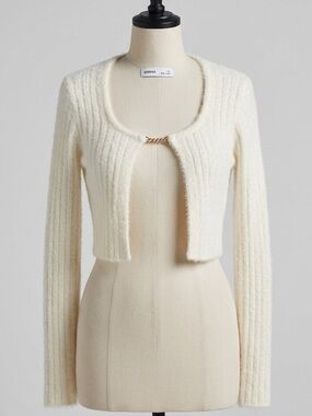 Cropped Cream Ribbed Cardigan with Decorative Hook